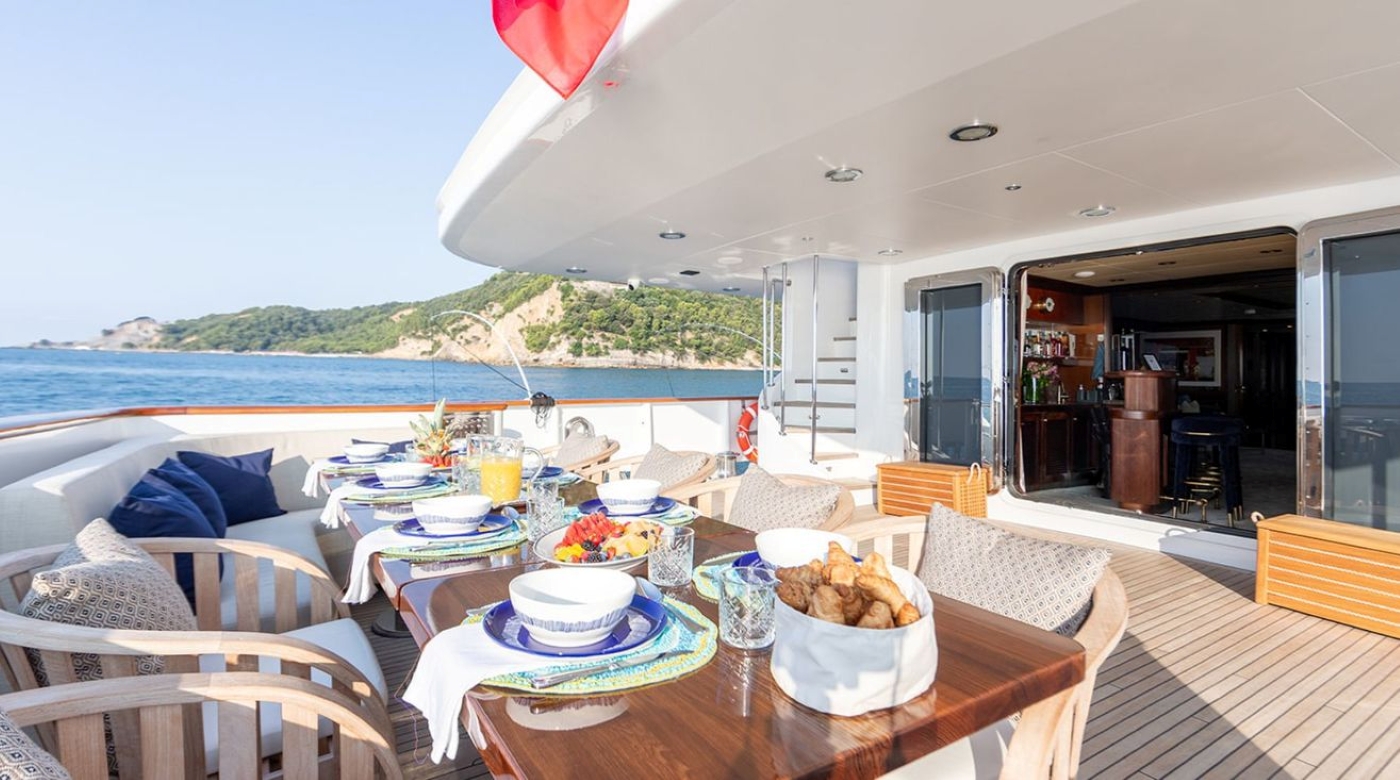Exterior Dining Area 01.jpg