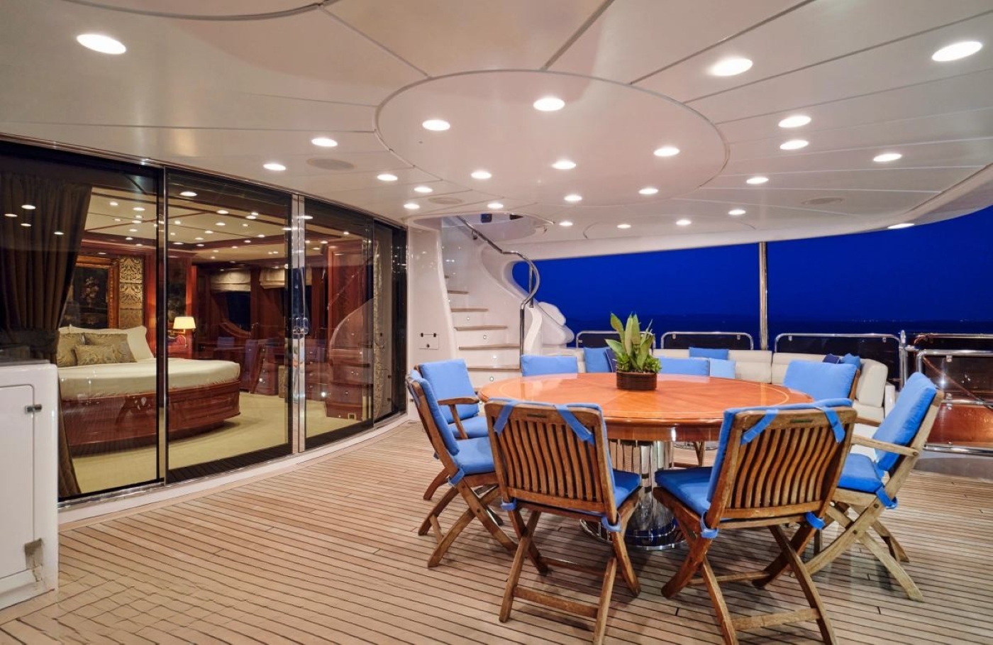 Exterior Dining Area 03.jpg