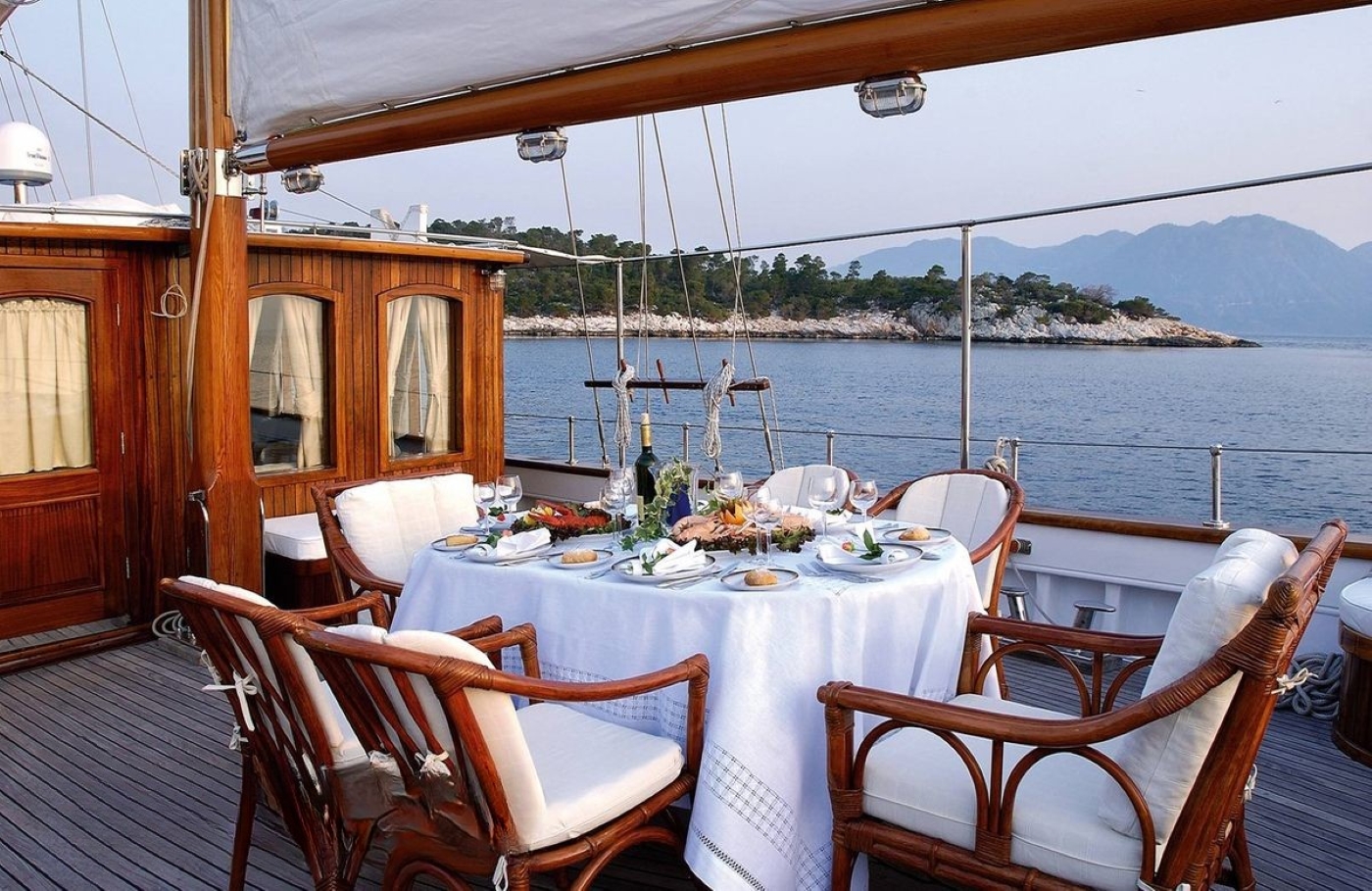 Exterior Relaxation Area With Dining 01.jpg
