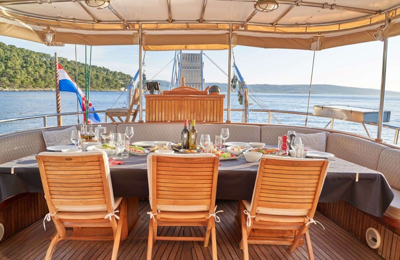 Exterior Relaxation Area With Dining 02.jpg
