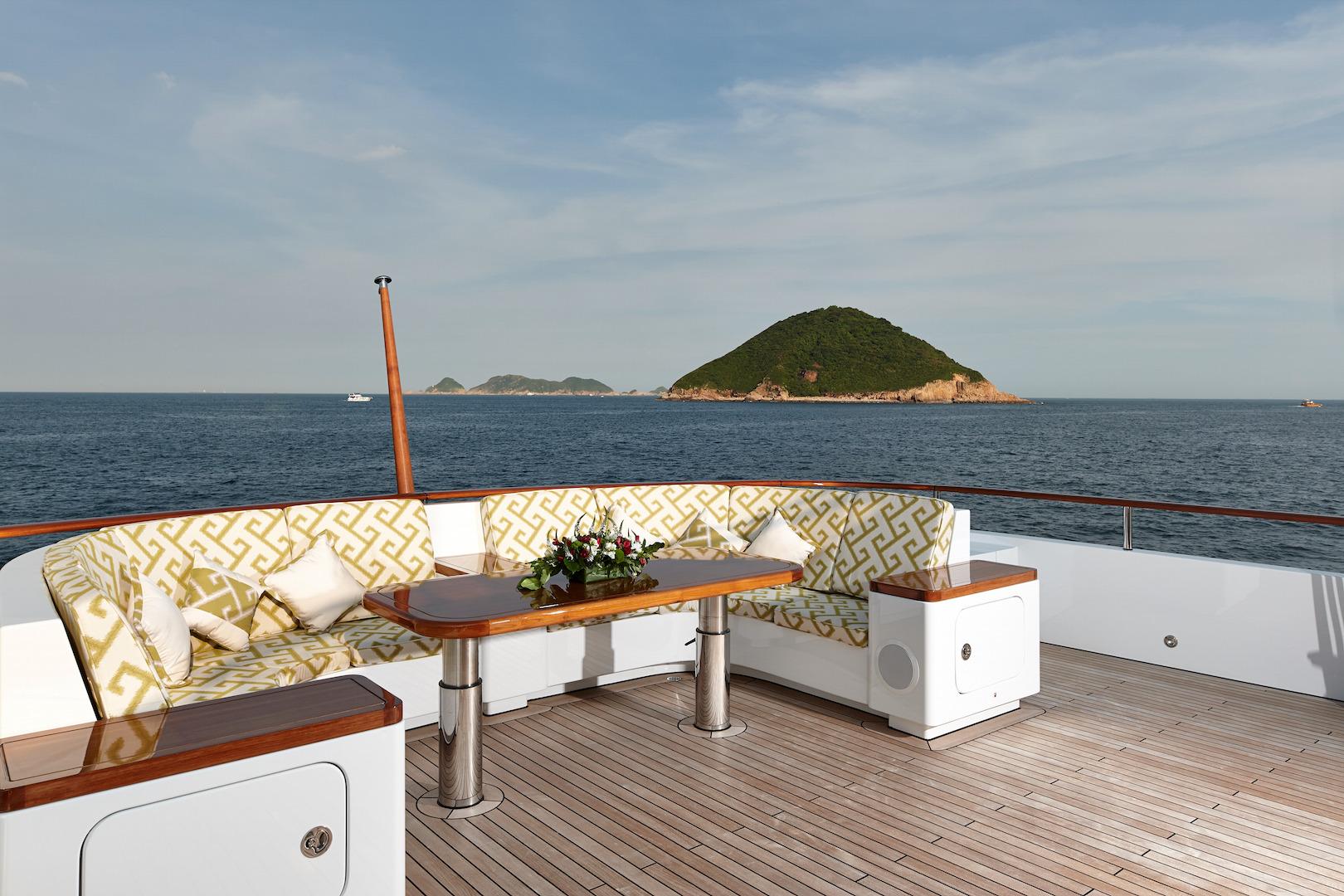Exterior seating area 00002.jpg