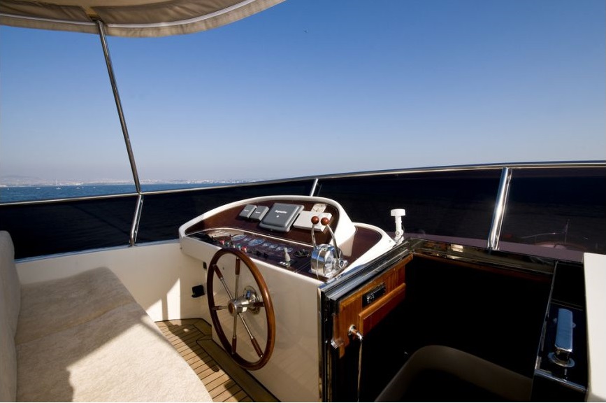 Flybridge helm.jpg