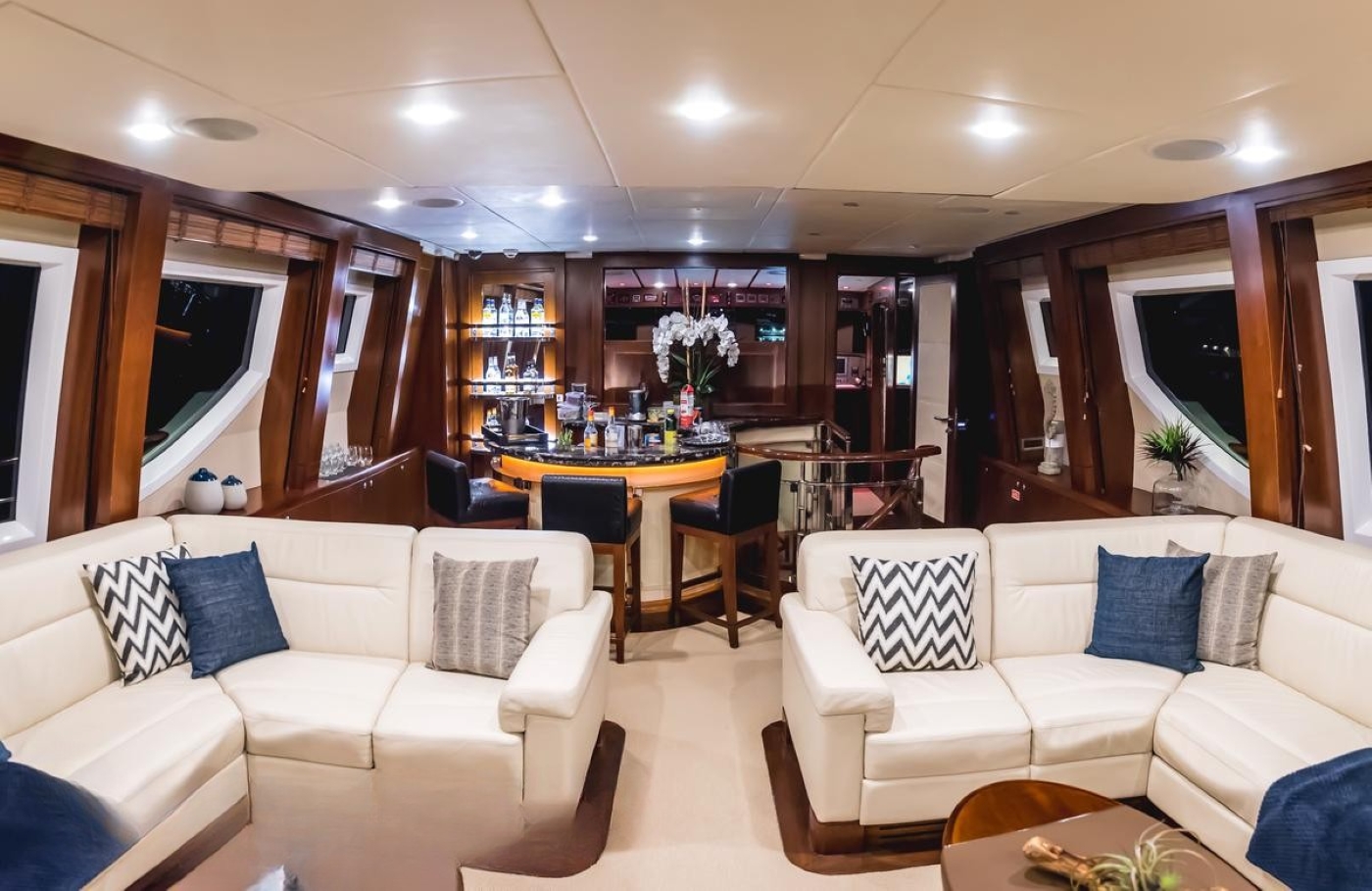 Interior Relaxation Area With Bar.jpg