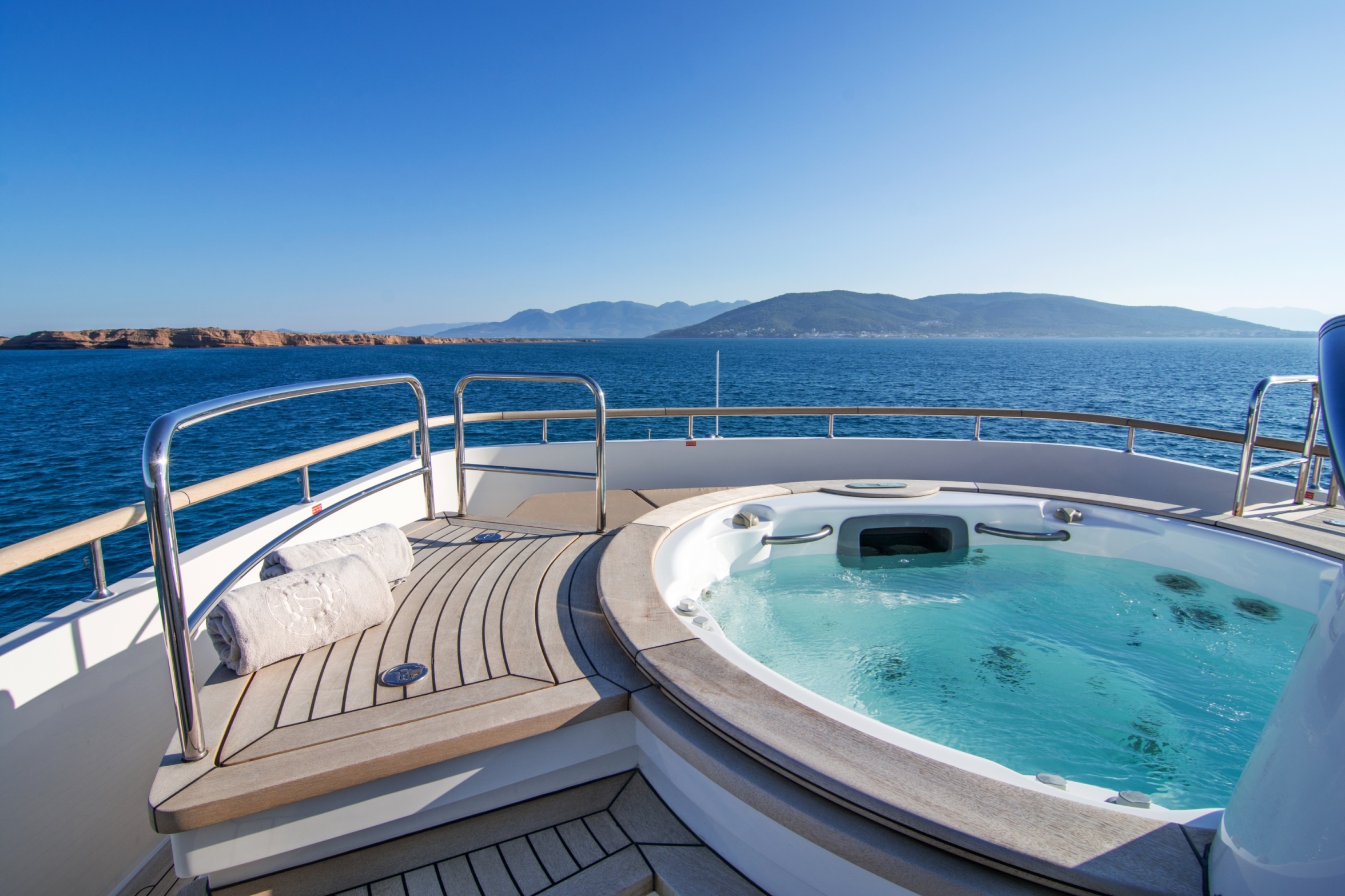 Jacuzzi on sundeck.jpg