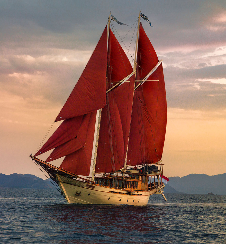 Luxury yacht SI DATU BUA sails Indonesian waters.jpg