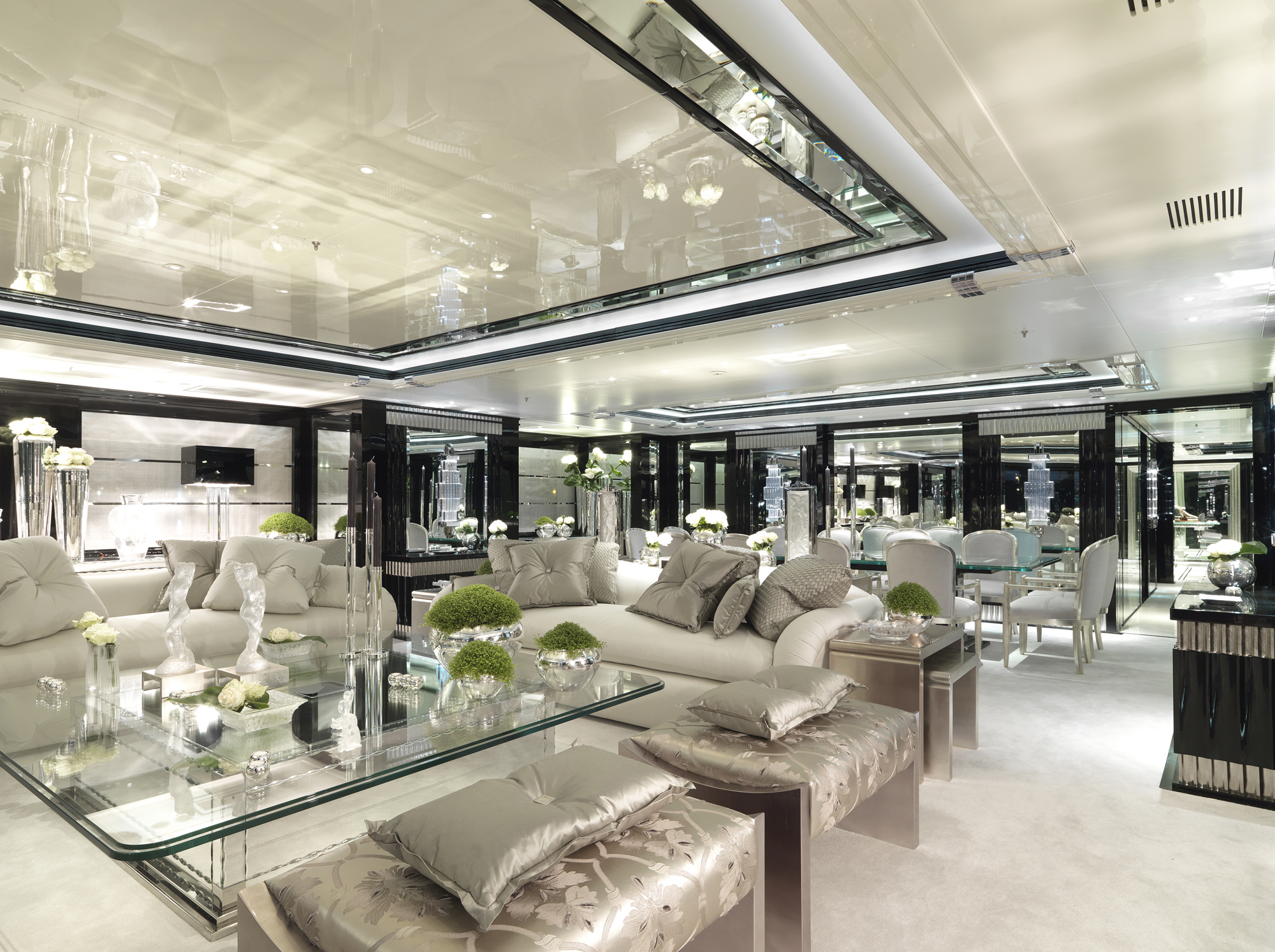Main deck salon and dining.jpg