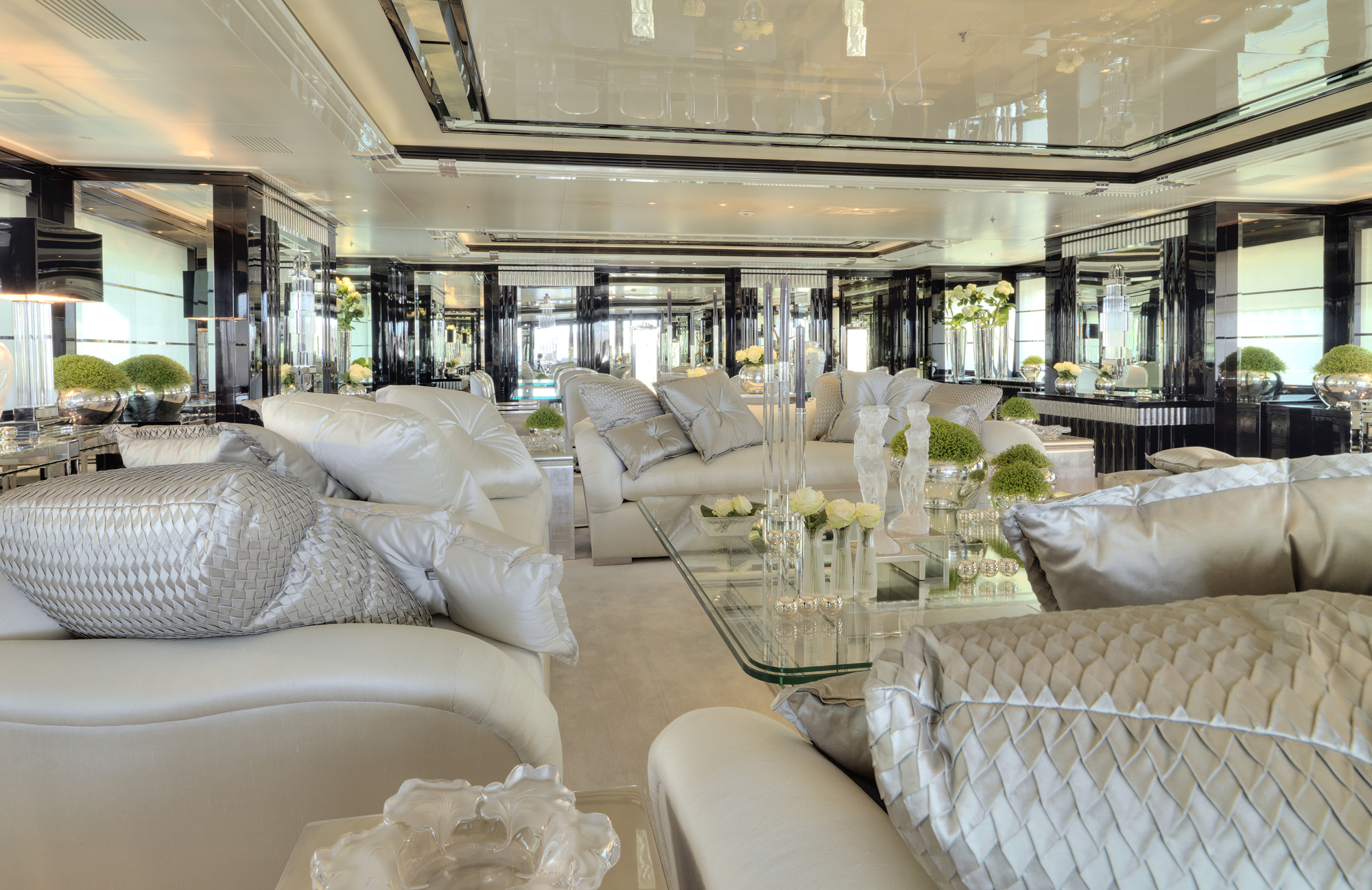 Main deck salon.jpg
