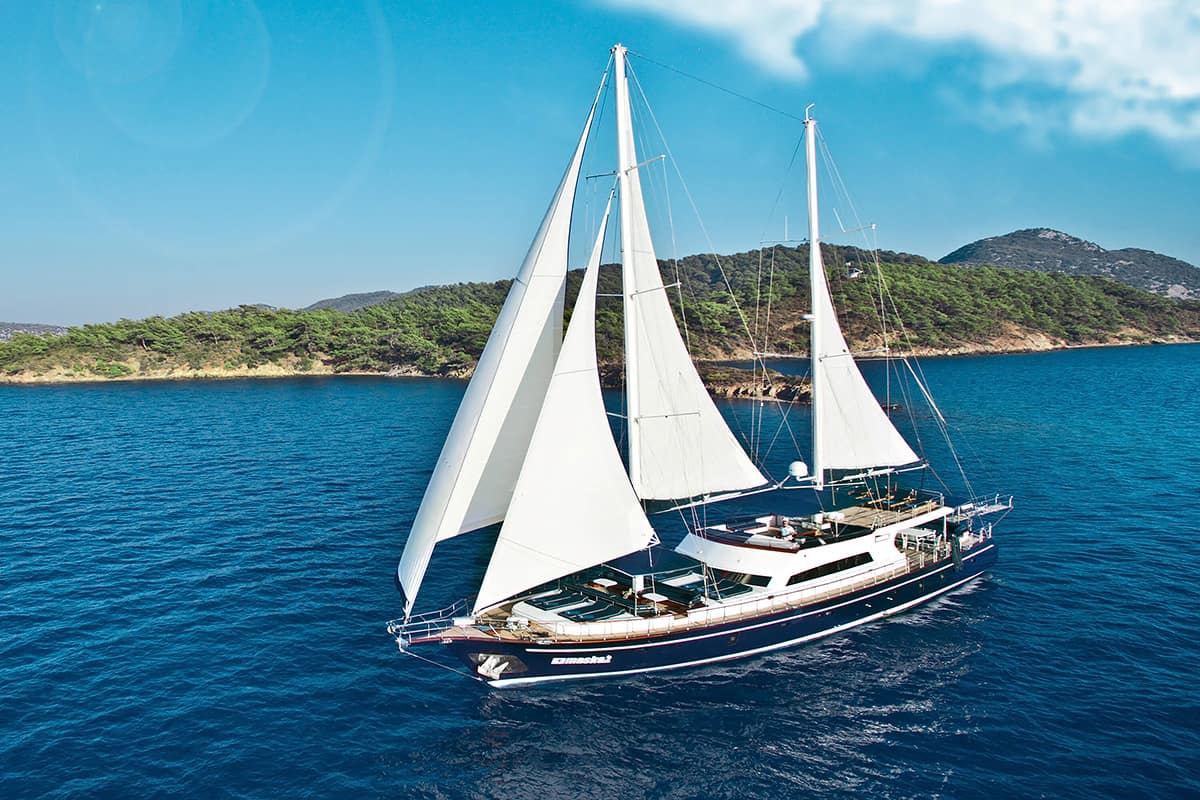 Maske II sailing yacht.jpg