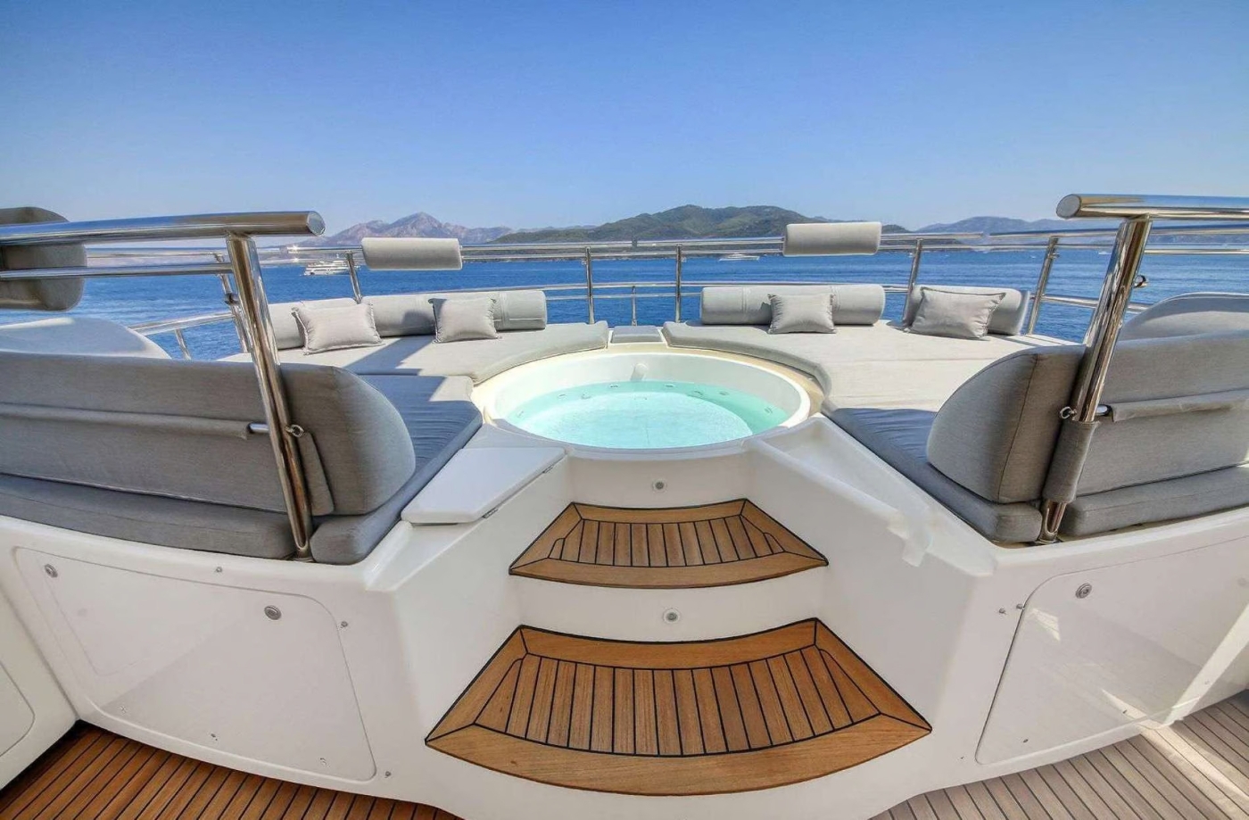Mini Bathtub With Exterior Relaxation Area.jpg