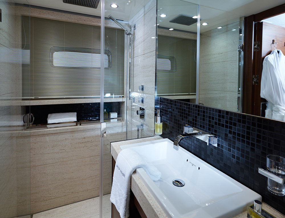 Motor Yacht IMPERIAL PRINCESS BEATRICE by Sunseeker - Ensuite.jpg