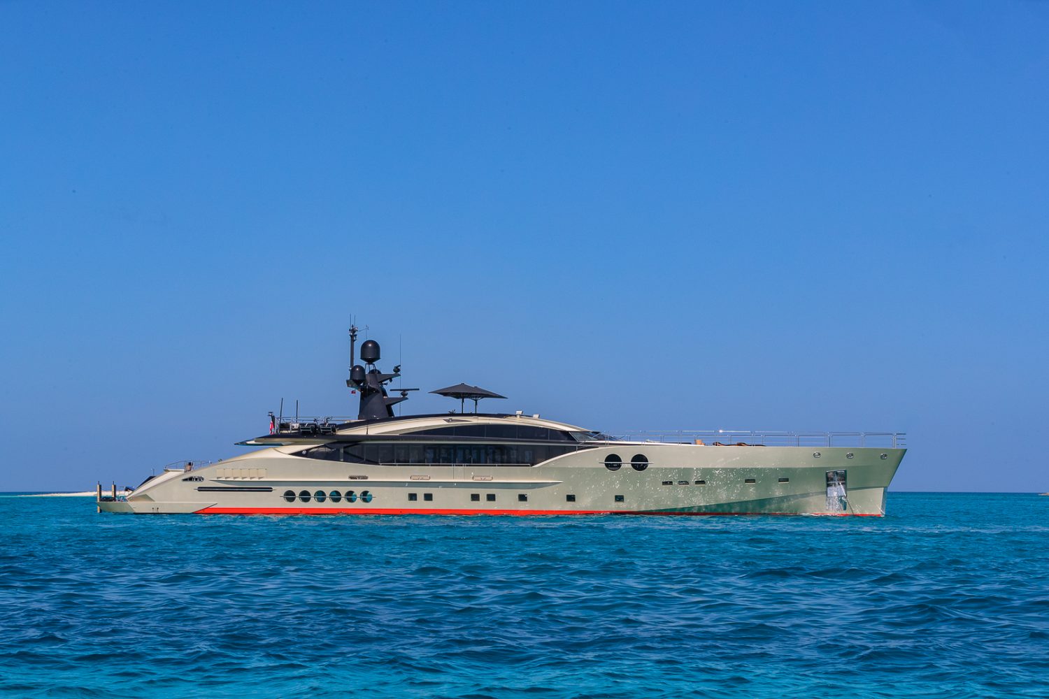 Motor yacht DB 9.jpg
