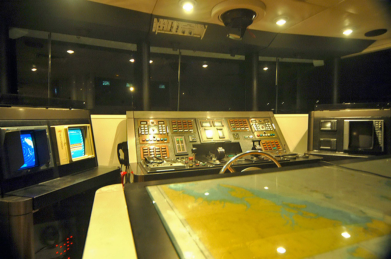 Motor yacht Lady Arraya -  Wheelhouse.jpg