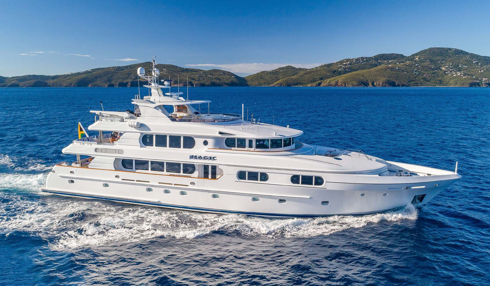 Motor yacht MAGIC 130.png