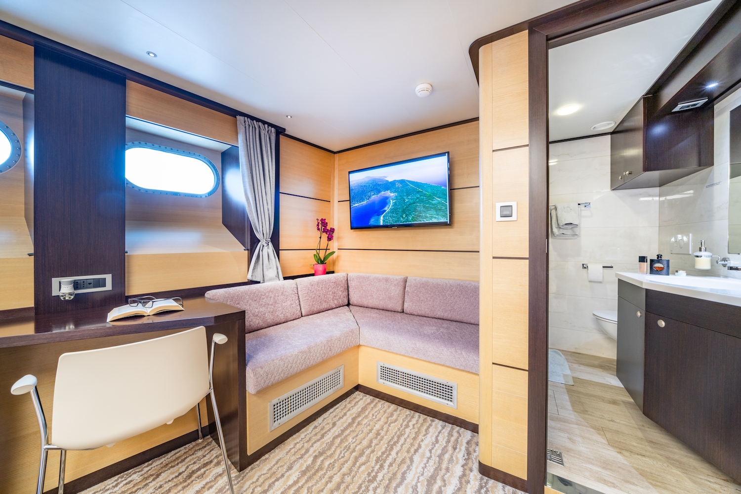Natalie master seating and ensuite.jpg