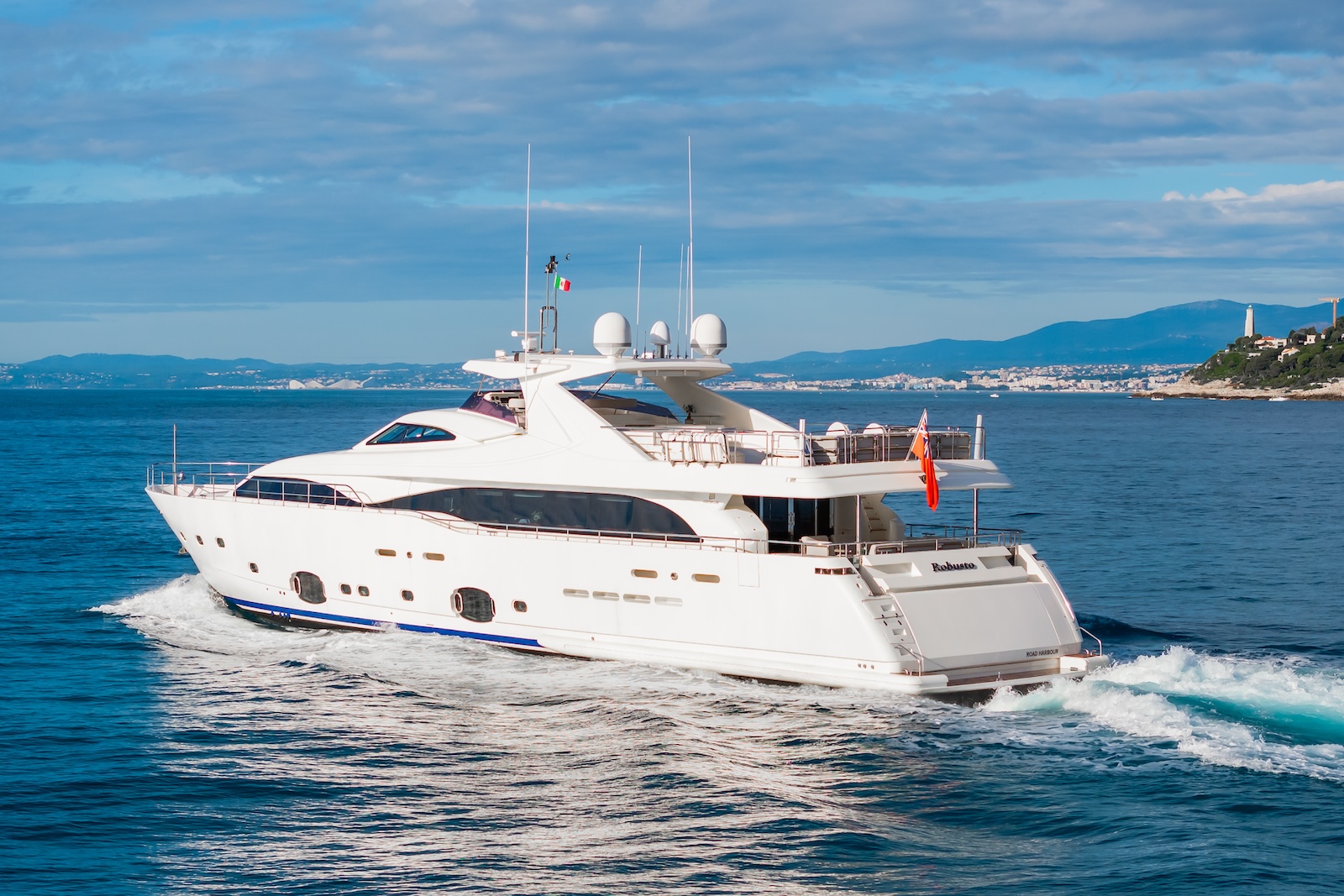 ROBUSTO yacht.jpg