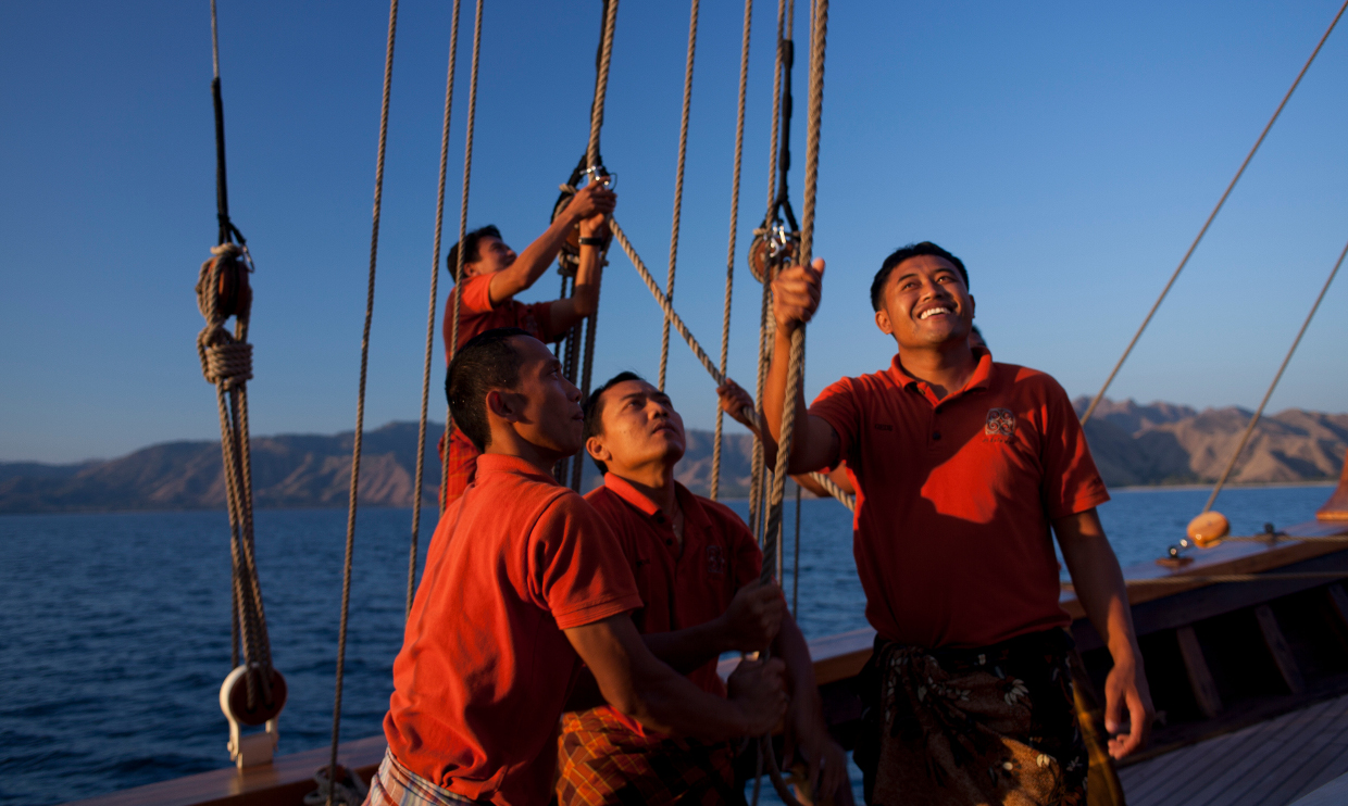 SI DATU BUA Crew At Work.jpg