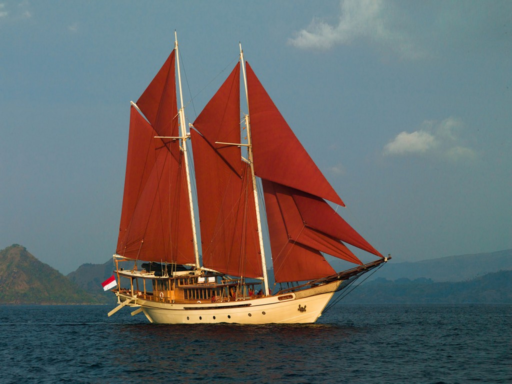 SI DATU BUA sailing in Indonesia.jpg