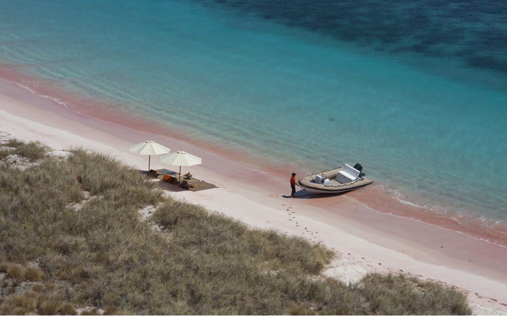 SI DATU BUA tender arrives at Pink Beach.jpg