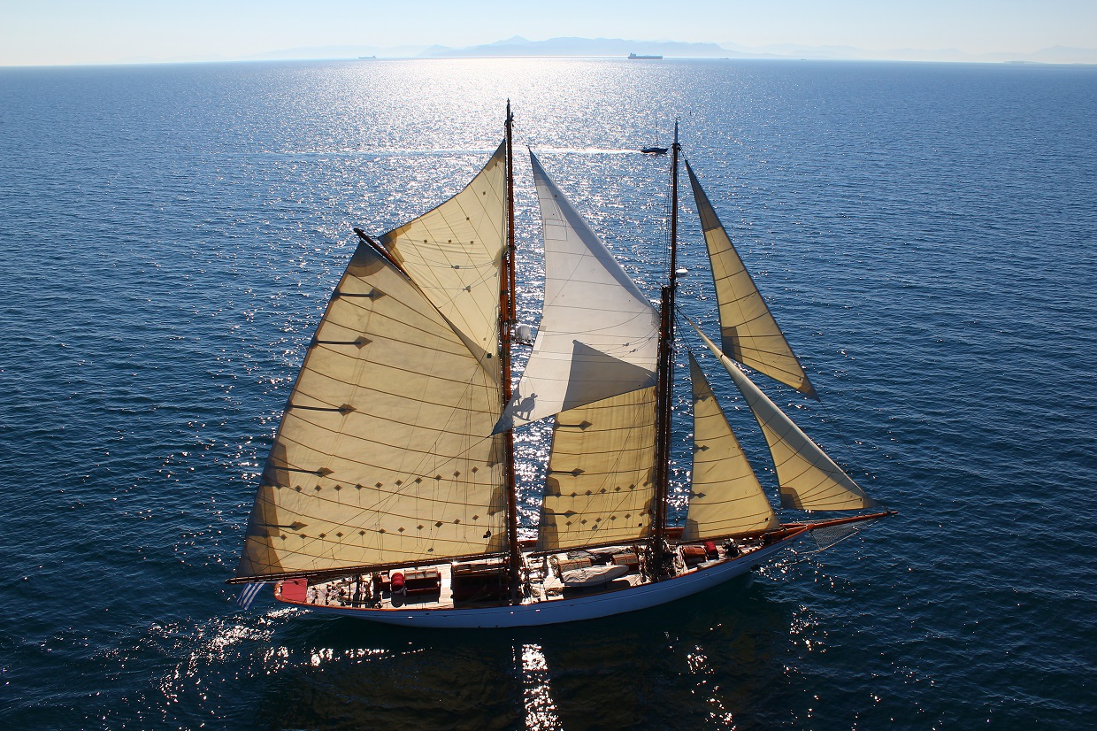 Sailing yacht Aello 00002.jpg