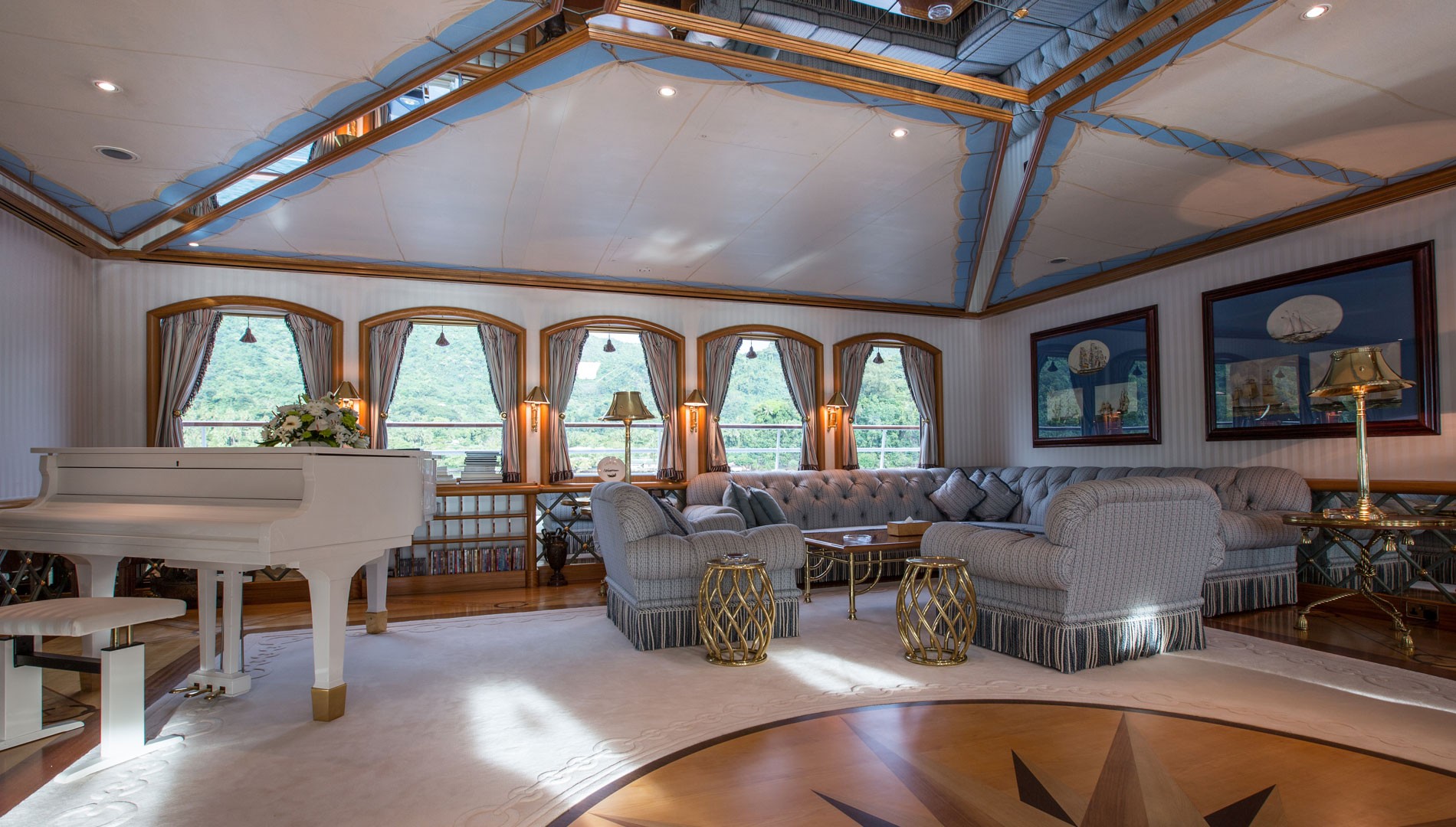 Saloon with grand piano.jpg