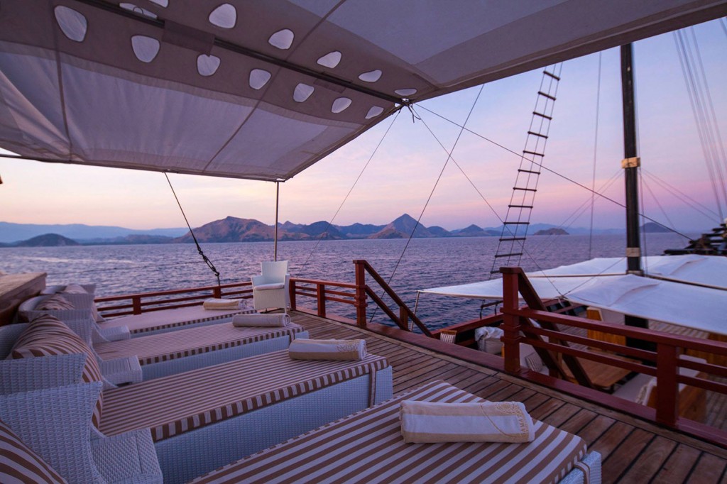 Samata-Luxury-Indonesian-Phinisi-Charter-Yacht-26-1024x682.jpg