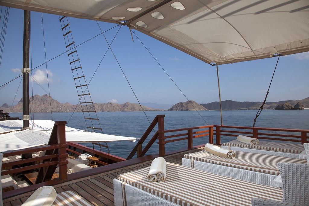Samata-Luxury-Indonesian-Phinisi-Charter-Yacht-43-1024x682.jpg