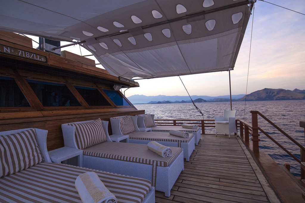 Samata-Luxury-Indonesian-Phinisi-Charter-Yacht-sunpads.jpg