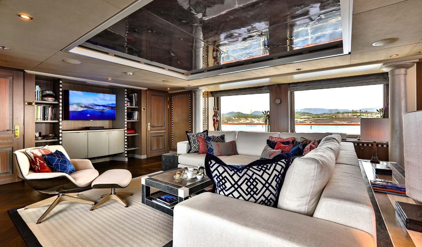 Sky lounge upper deck.jpg