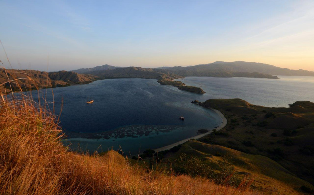 Spot SI DATU BUA  in the background in Komodo.jpg