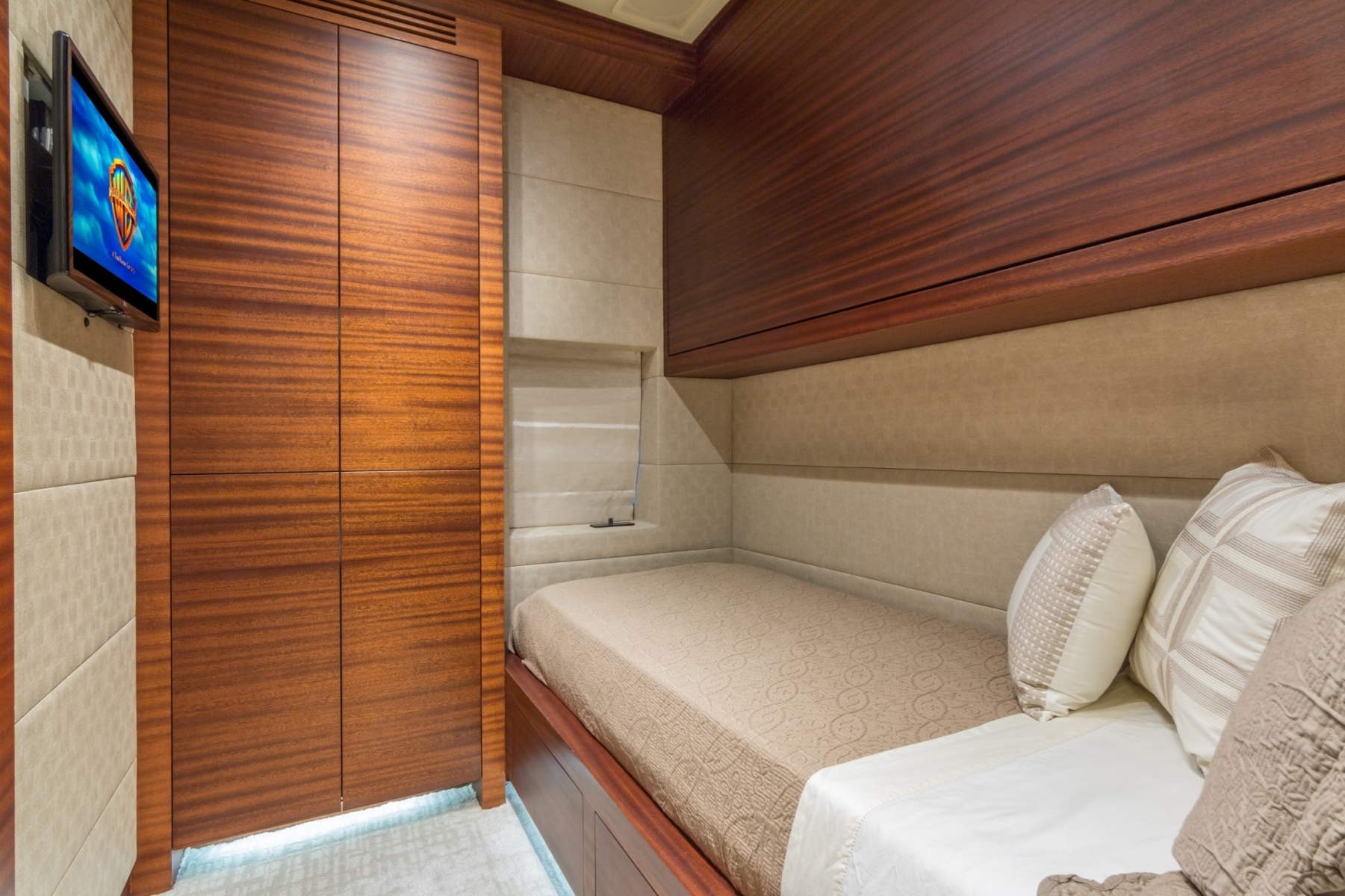 Starboard guest cabin and Pullman.jpg