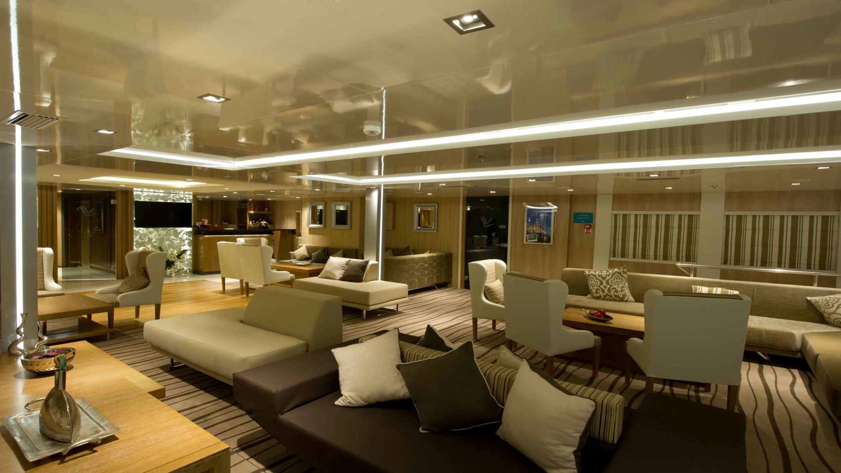 Voyager_main_lounge__Reception.jpg