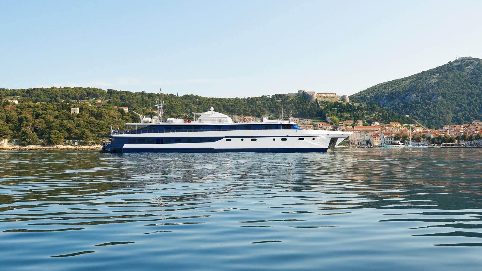 Yacht HARMONY G - Porfile.jpg