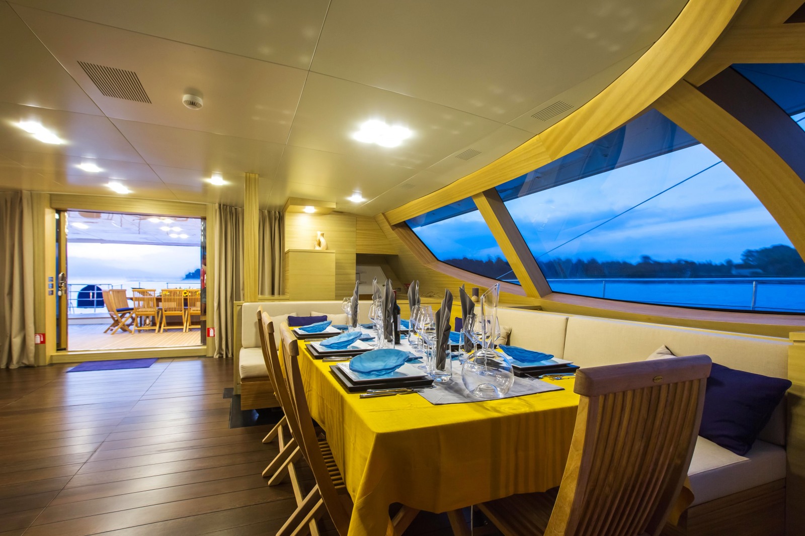 Yacht Hutiane Catamaran - salon.jpg