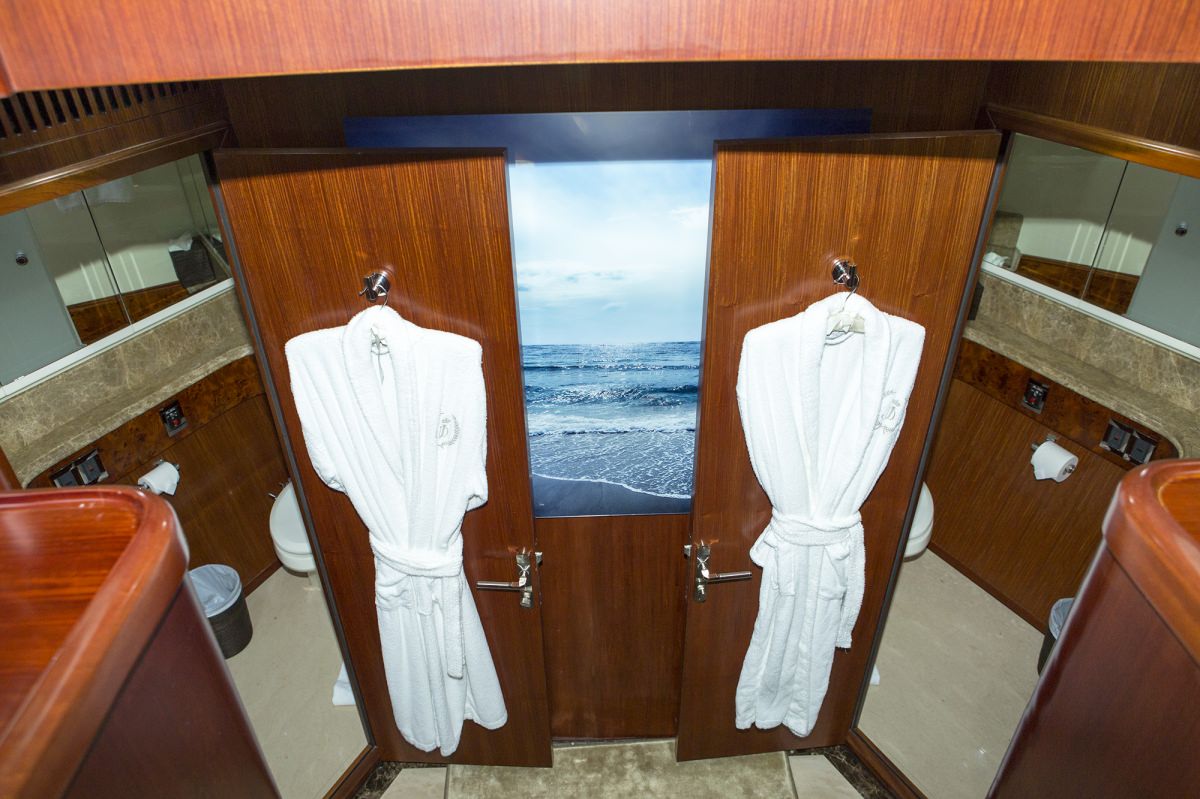 Yacht JULIA DOROTHY bath.jpg
