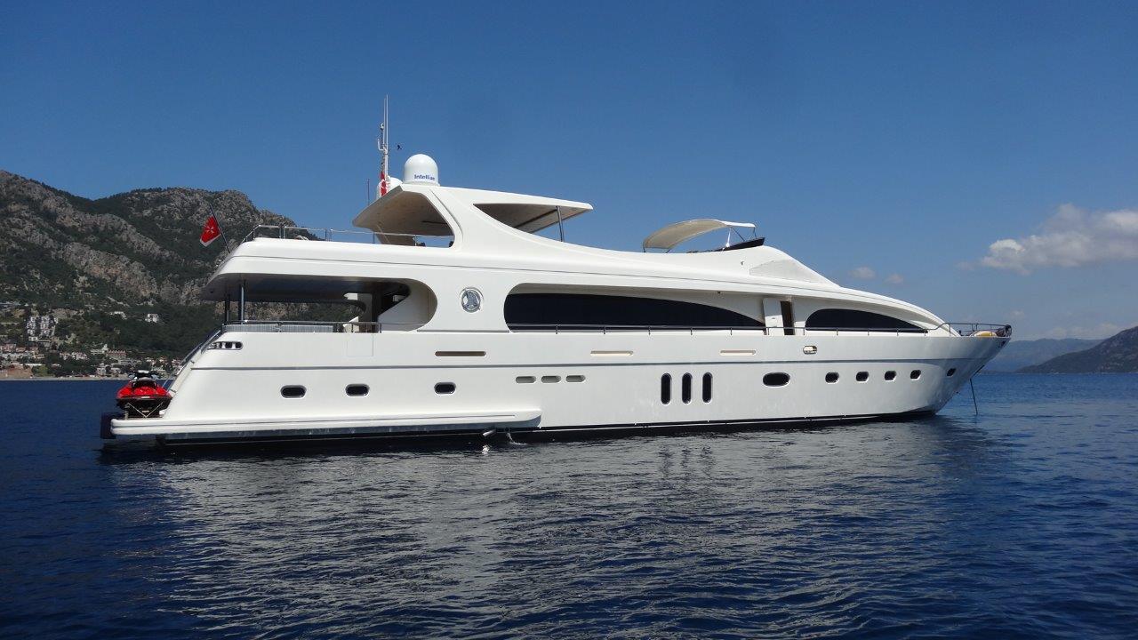 Yacht M & M 2.jpg