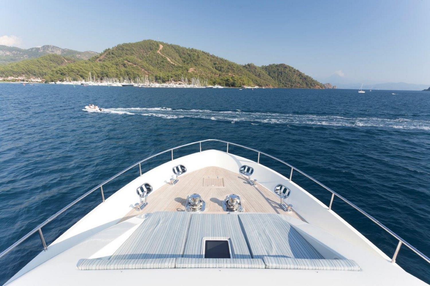 Yacht M & M bow.jpg