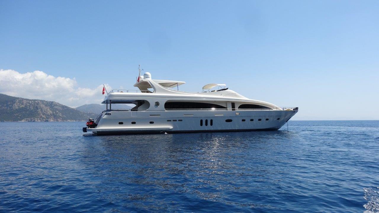 Yacht M & M.jpg