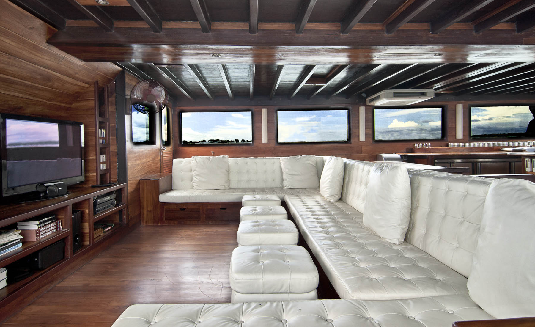 Yacht SAMATA, Indonesia - lounge.jpg