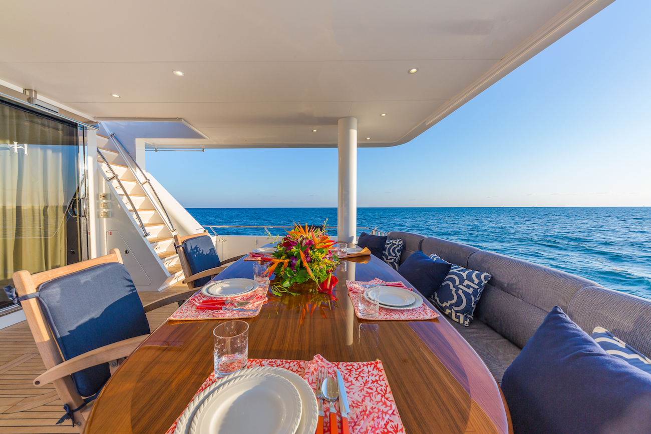 alfresco dinign on aft deck.jpg