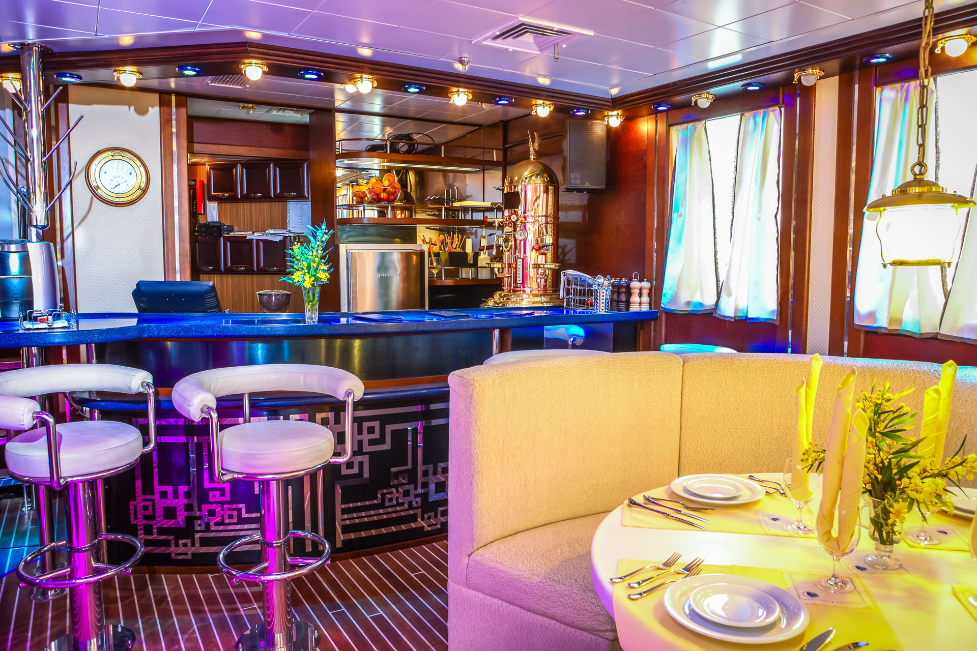 bar and dining area.jpg
