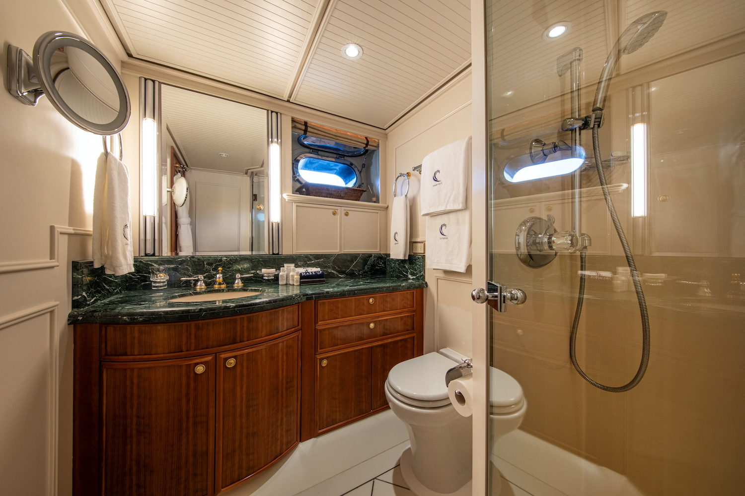 bathroom  ©YachtShot .jpg