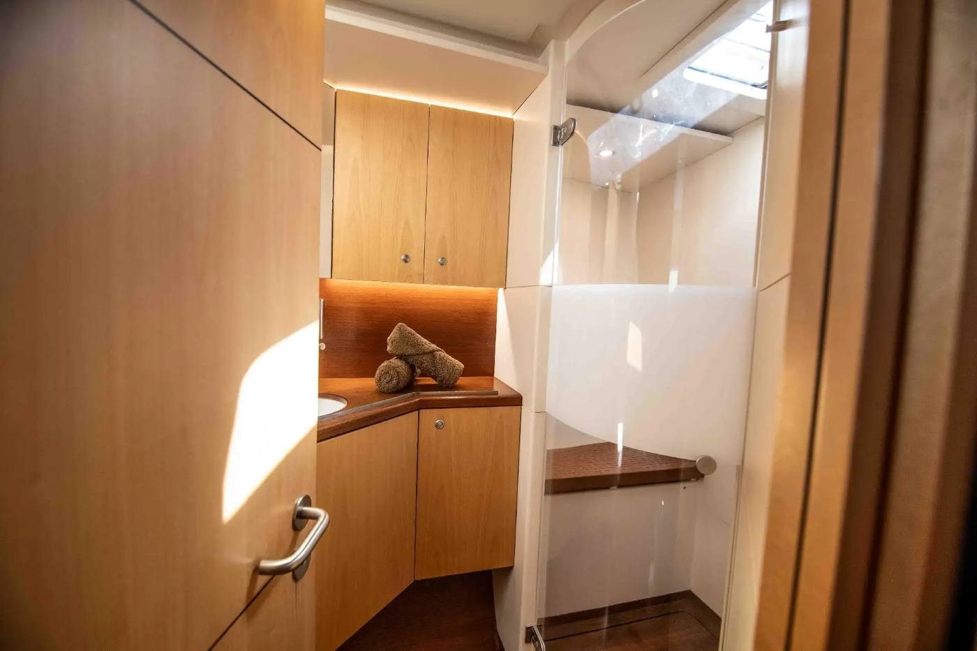cabin with bathroom 01.jpg