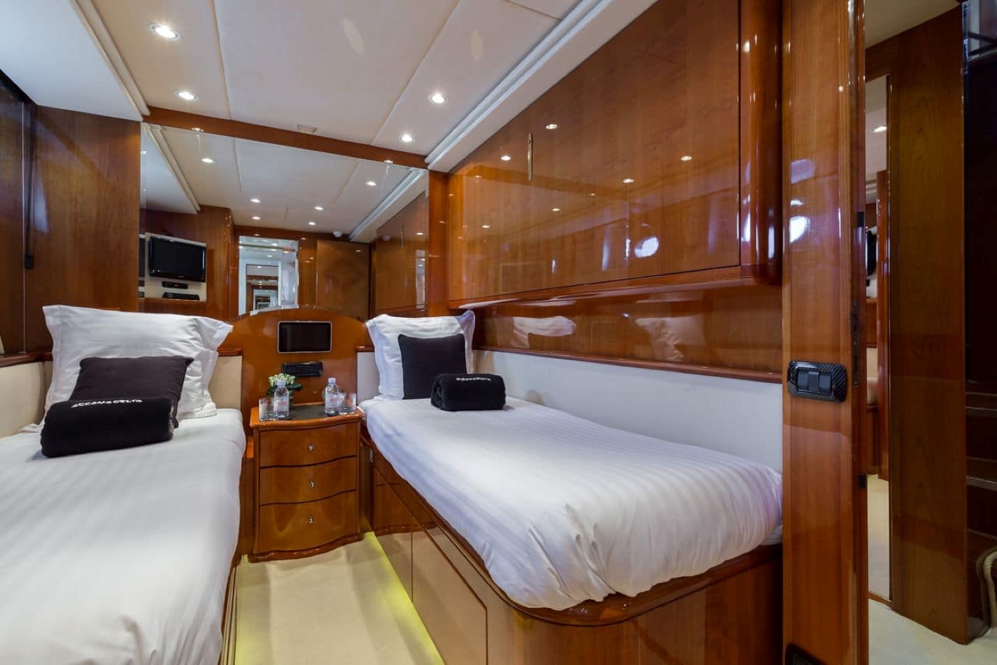 cabin with double bed 01.jpg