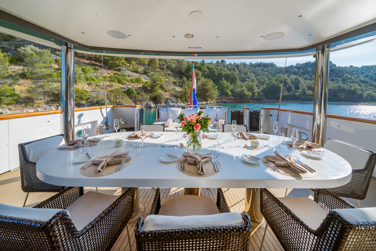 dining set up alfresco.jpg