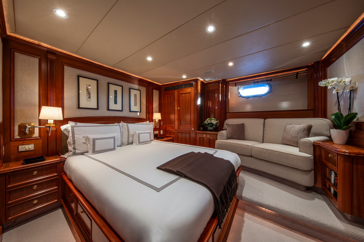 double cabin  ©YachtShot .jpg