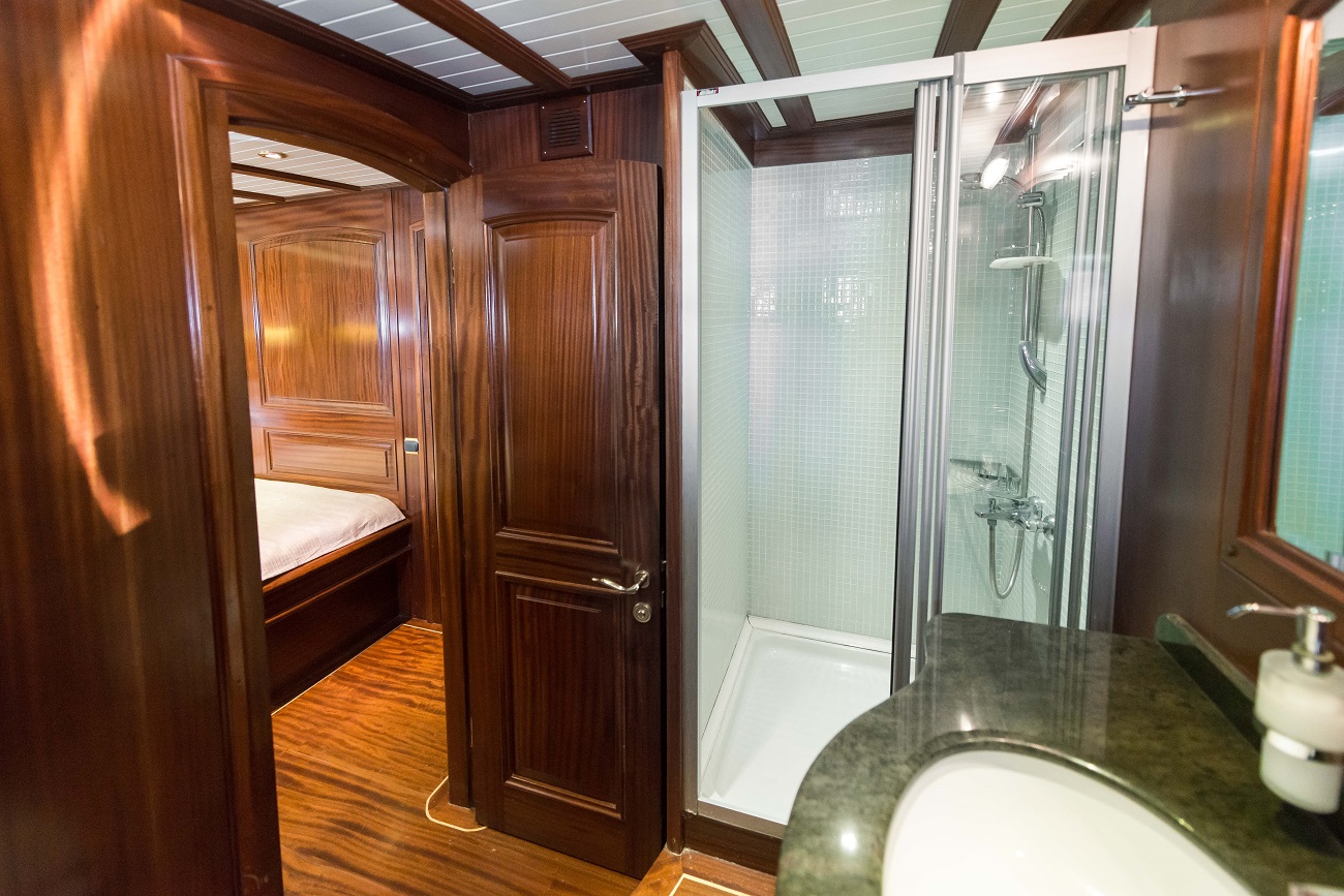 ensuite bathroom .jpg