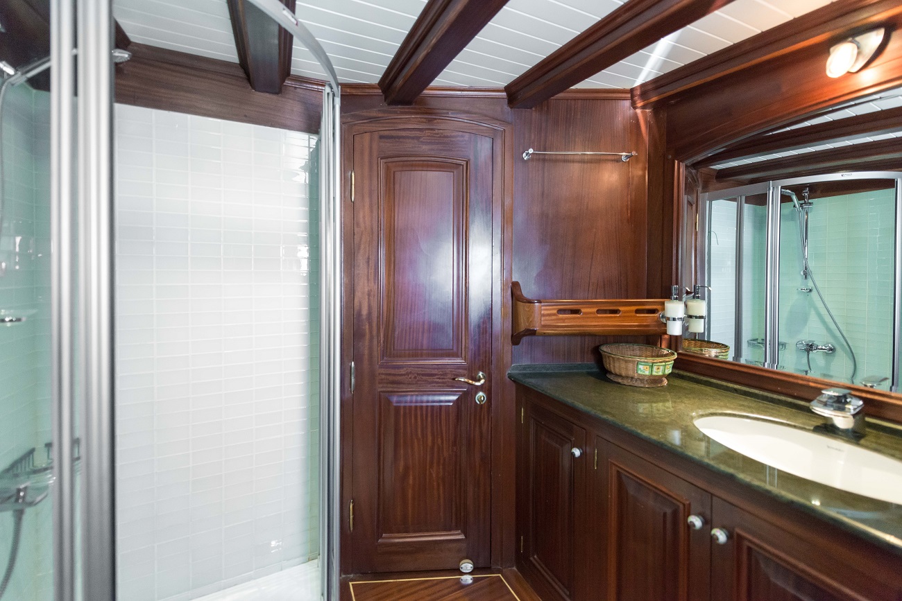 ensuite head.jpg
