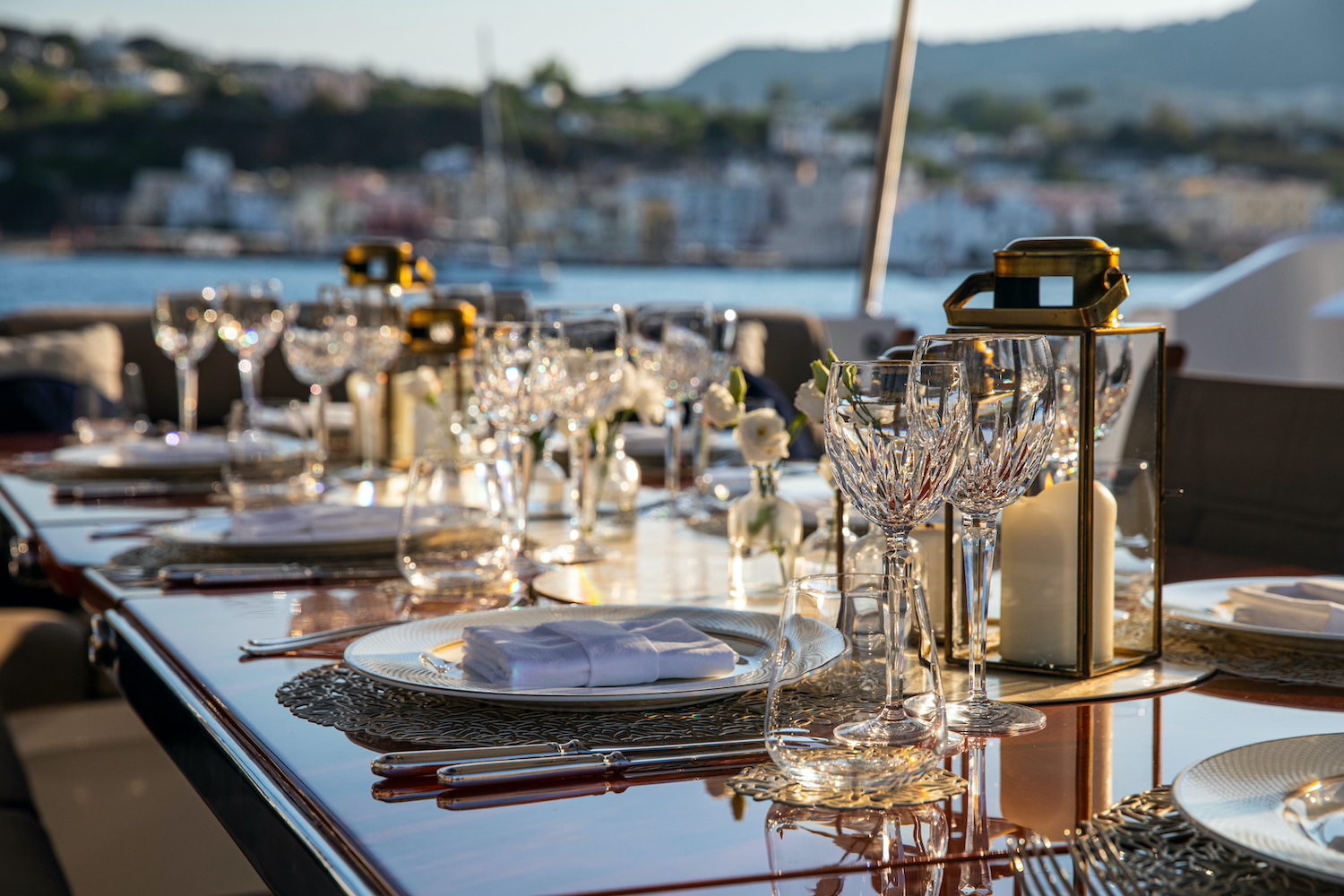 exterior dining  ©YachtShot .jpg