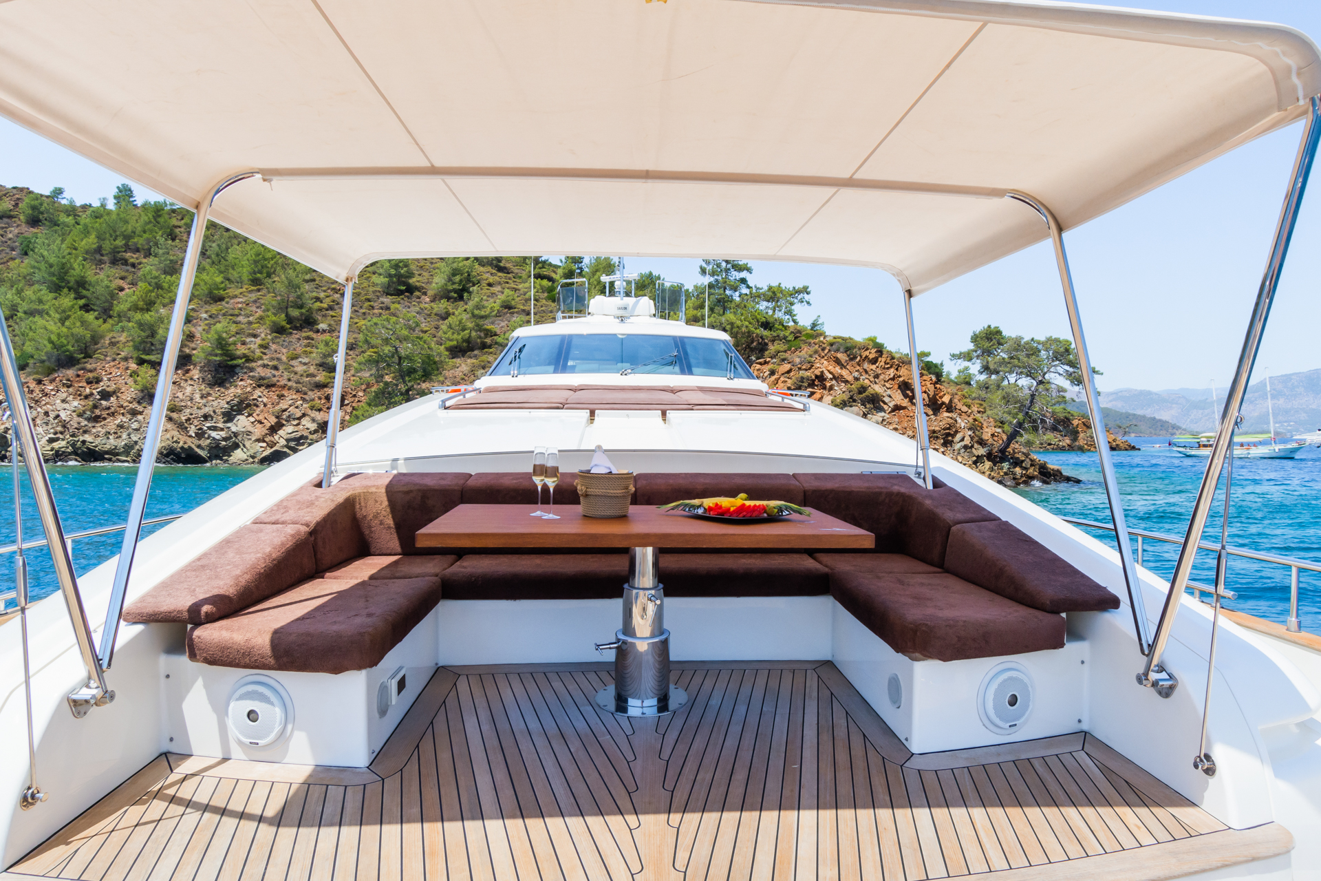 foredeck seating area.jpg