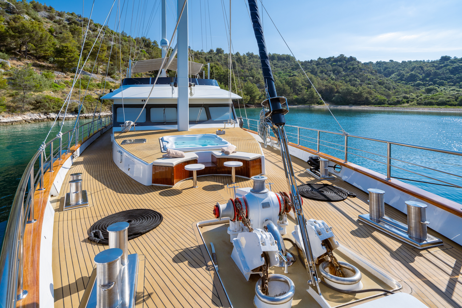 foredeck with jacuzzi.jpg